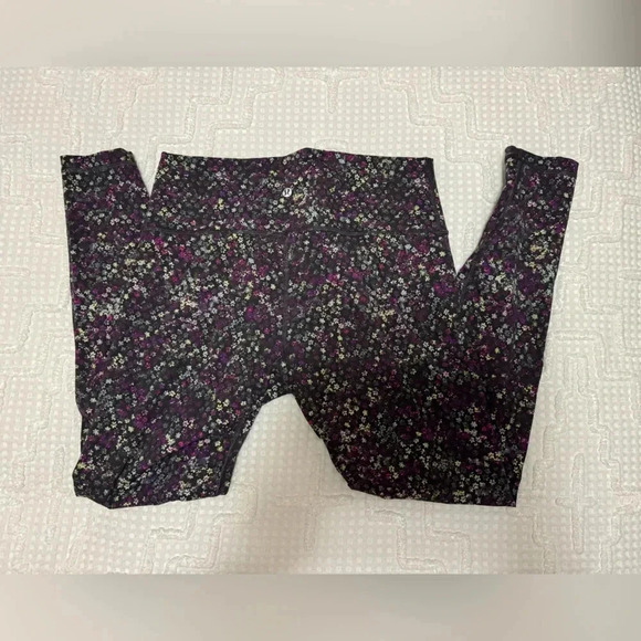 Lululemon tights. Great condition. Smoke free home. - Picture 3 of 4